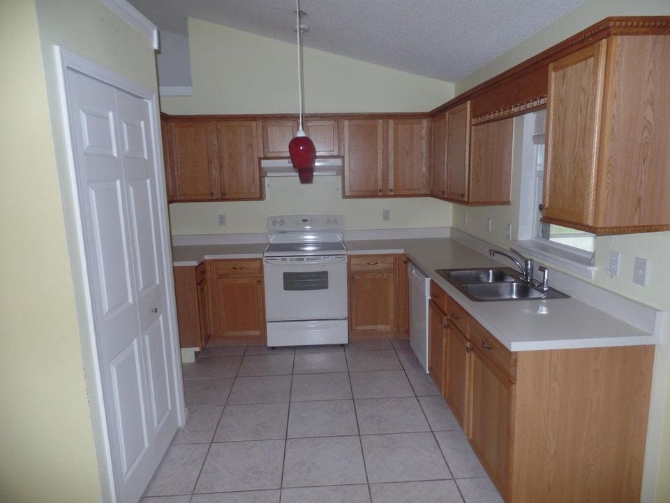 For Rent: $2,200 (3 beds, 2 baths, 1535 Square Feet)