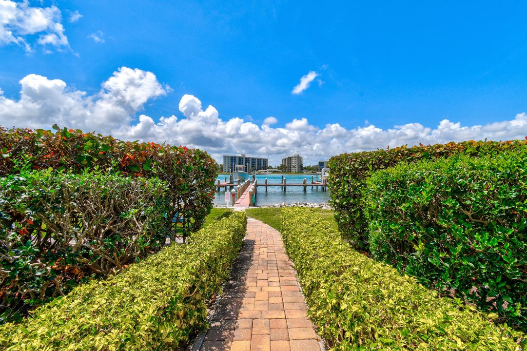 For Sale: $2,999,000 (3 beds, 3 baths, 2676 Square Feet)