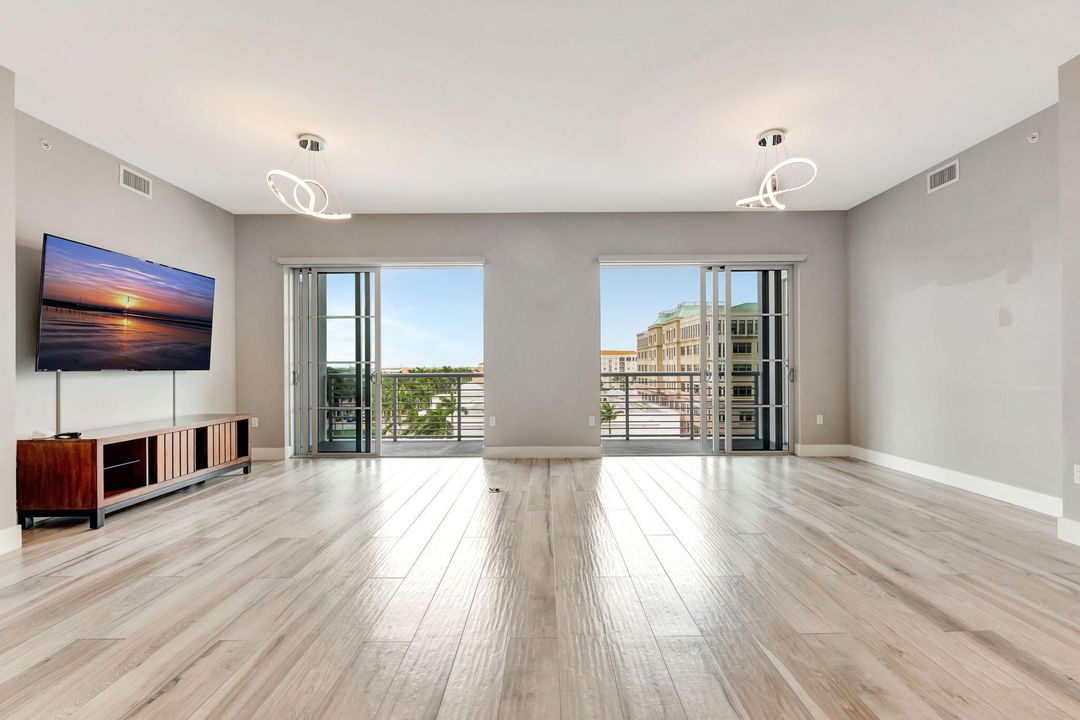 For Sale: $1,999,000 (3 beds, 3 baths, 2426 Square Feet)