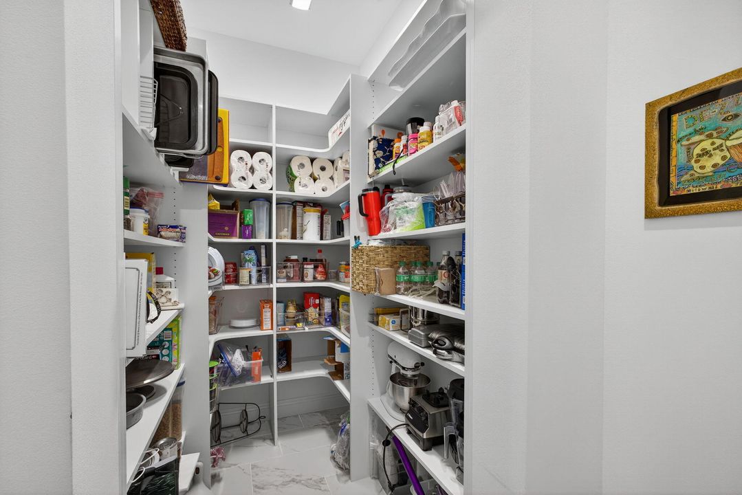 For Sale: $995,000 (3 beds, 3 baths, 2574 Square Feet)