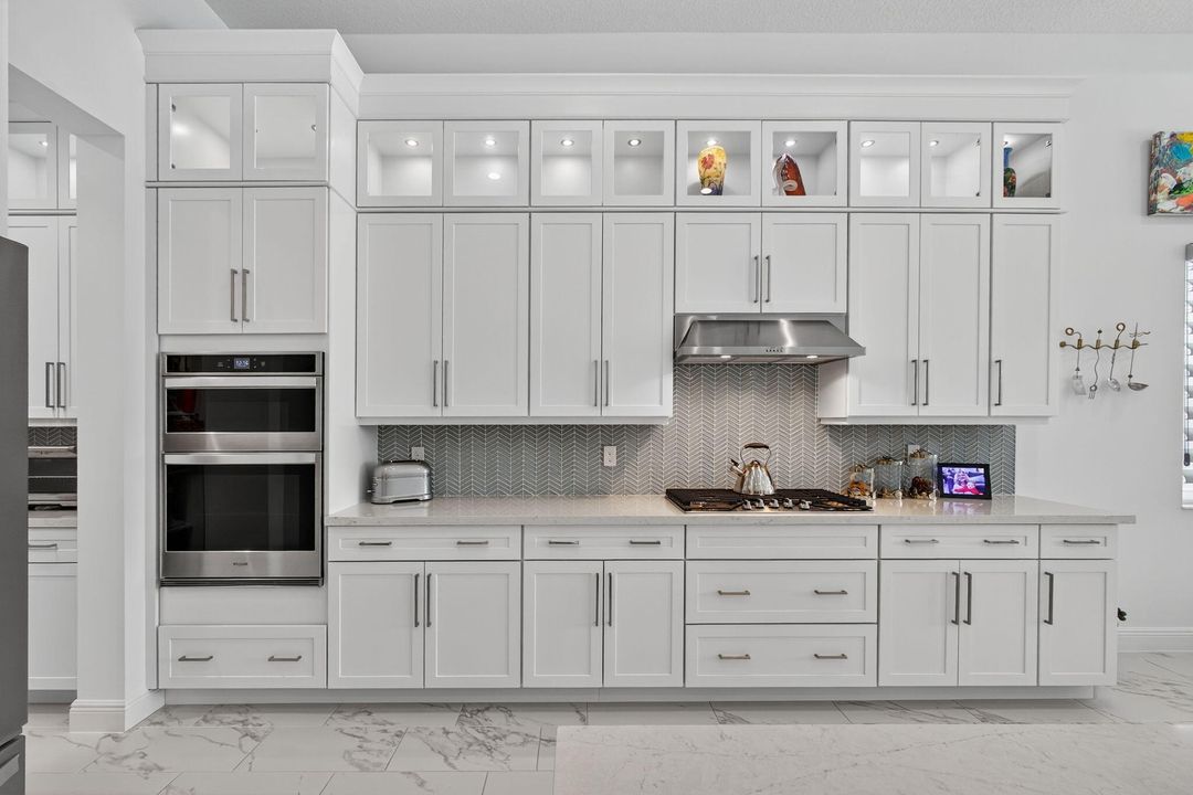 For Sale: $995,000 (3 beds, 3 baths, 2574 Square Feet)