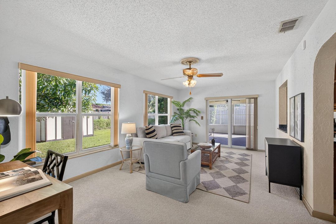 Под контрактом: $529,000 (3 спален, 2 ванн, 1593 Квадратных фут)