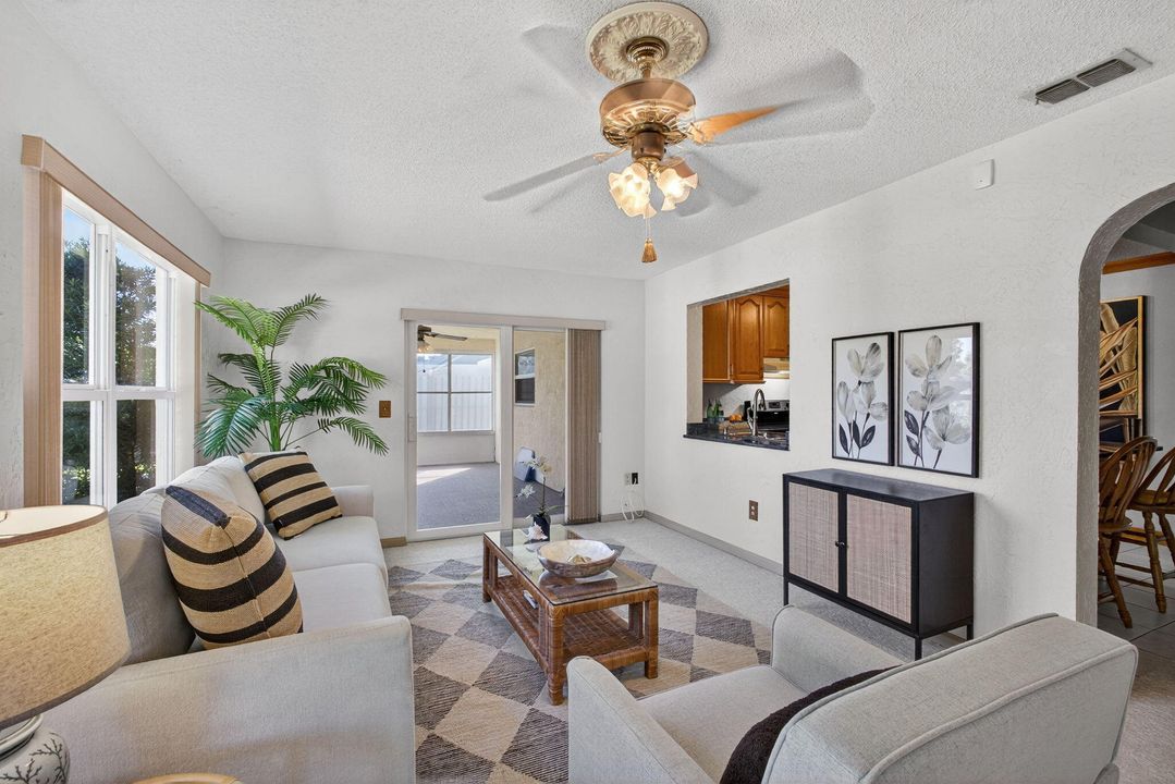 Под контрактом: $529,000 (3 спален, 2 ванн, 1593 Квадратных фут)