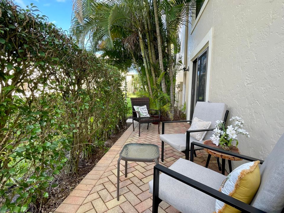 合同活跃: $7,000 (2 贝兹, 2 浴室, 1546 平方英尺)