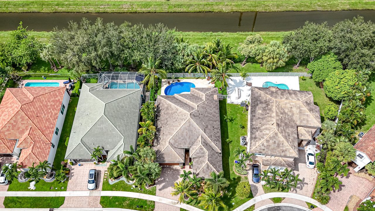 Под контрактом: $4,200 (4 спален, 2 ванн, 2384 Квадратных фут)