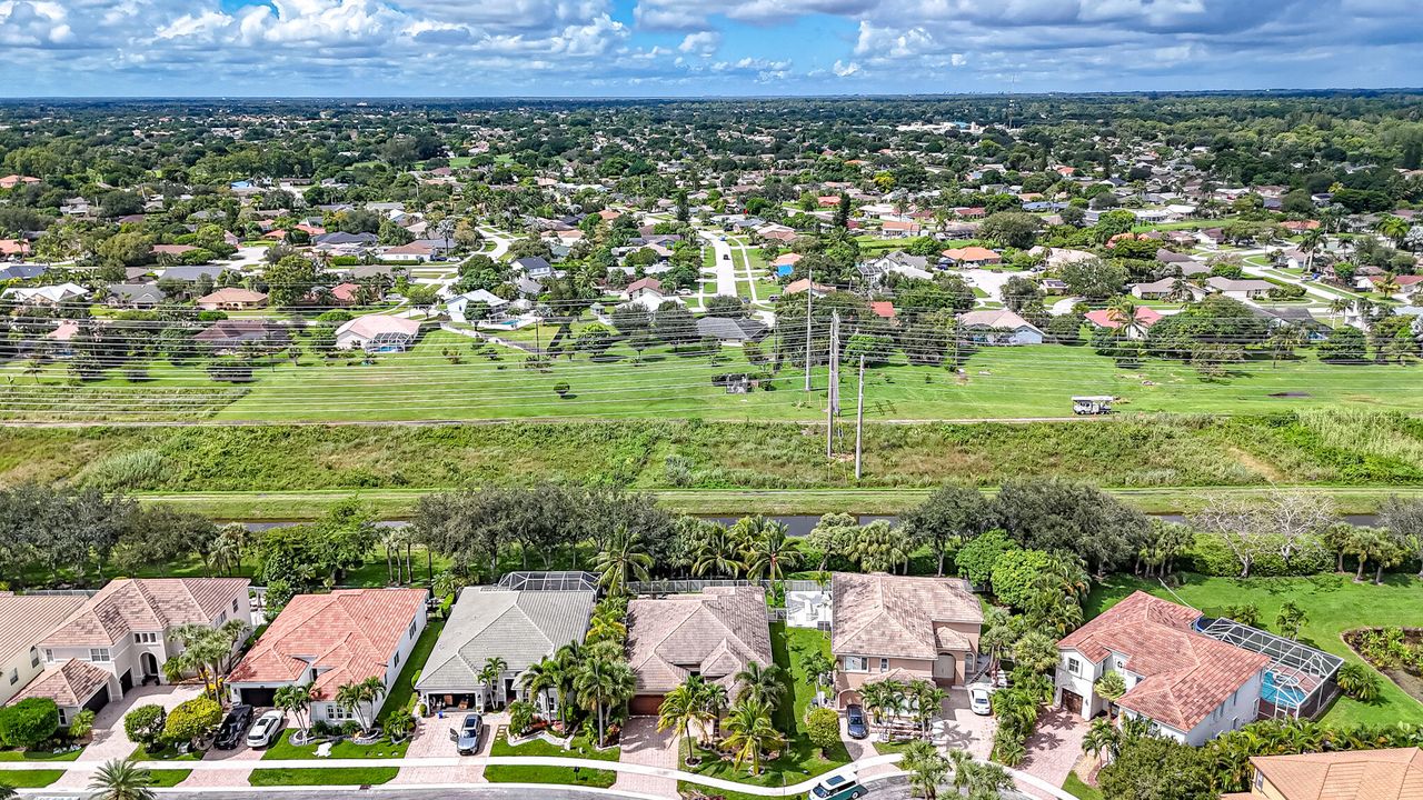 Под контрактом: $4,200 (4 спален, 2 ванн, 2384 Квадратных фут)