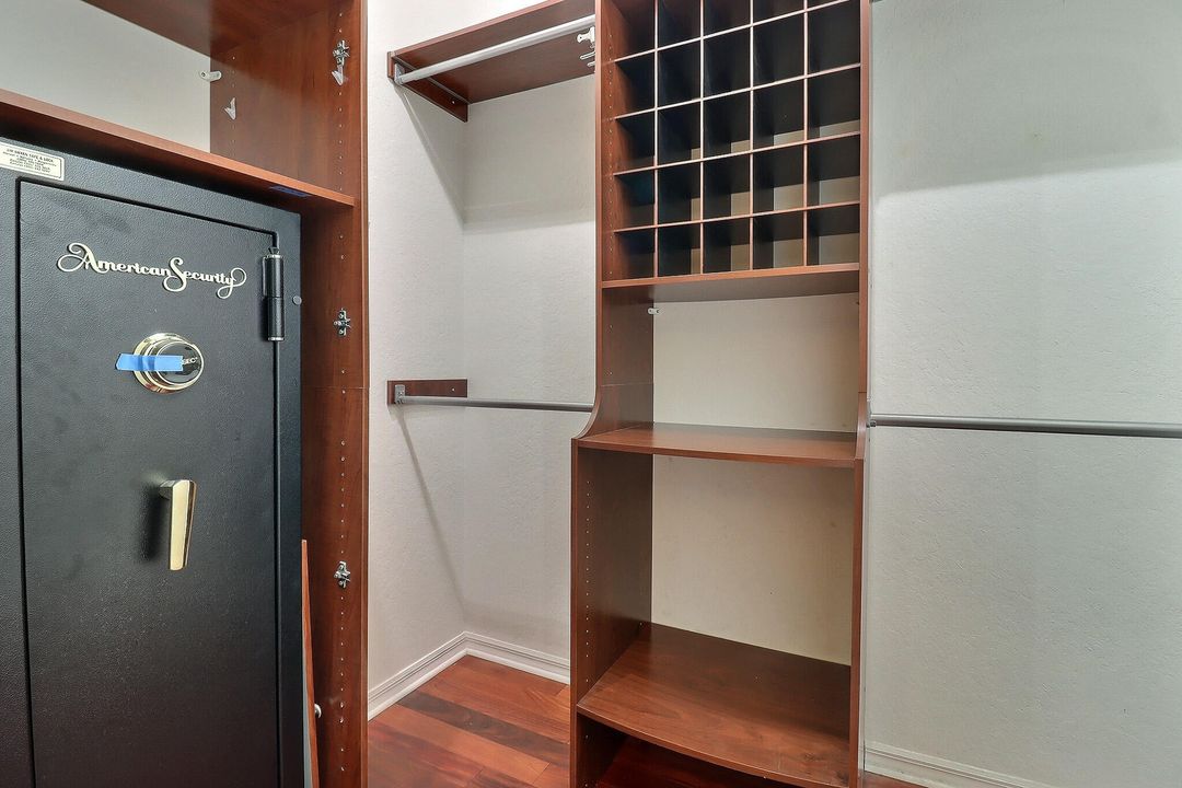 Под контрактом: $4,200 (4 спален, 2 ванн, 2384 Квадратных фут)