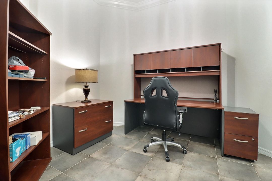 Под контрактом: $4,200 (4 спален, 2 ванн, 2384 Квадратных фут)