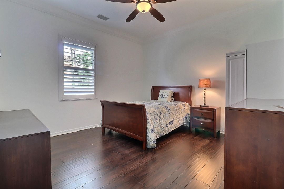 Под контрактом: $4,200 (4 спален, 2 ванн, 2384 Квадратных фут)