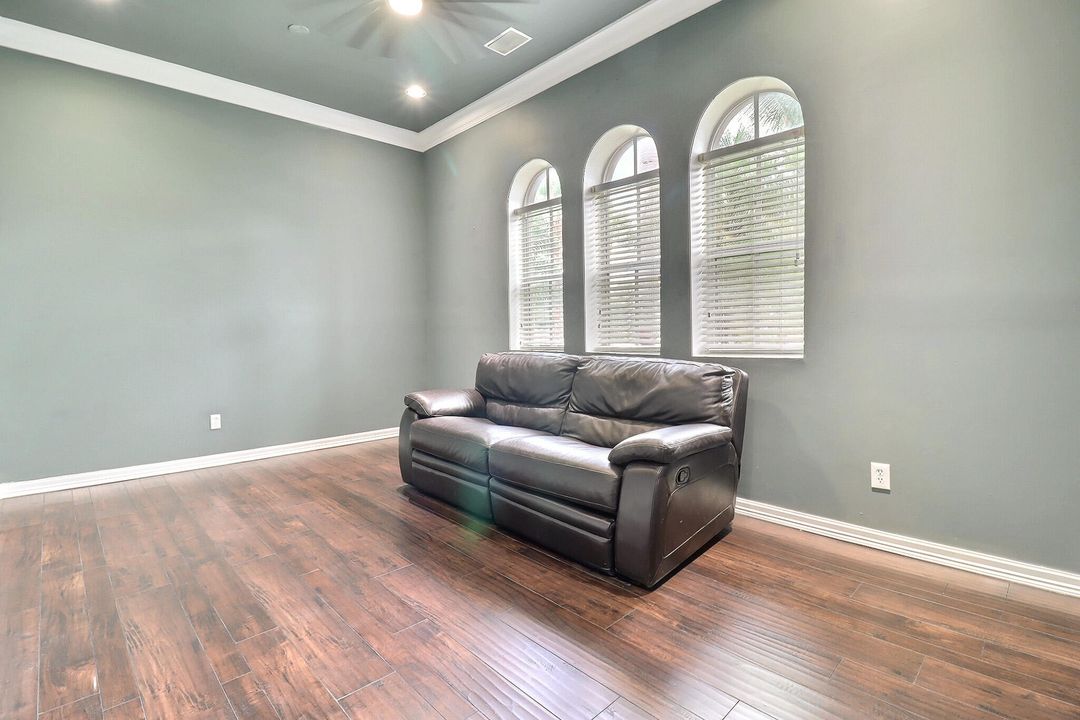 Под контрактом: $4,200 (4 спален, 2 ванн, 2384 Квадратных фут)