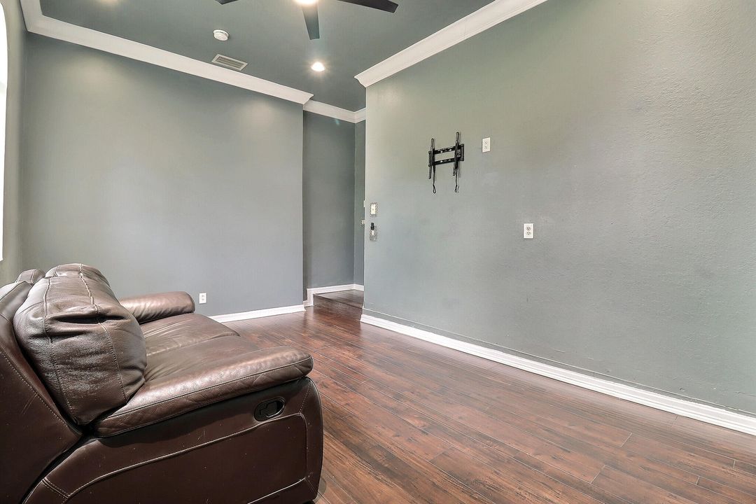 Под контрактом: $4,200 (4 спален, 2 ванн, 2384 Квадратных фут)