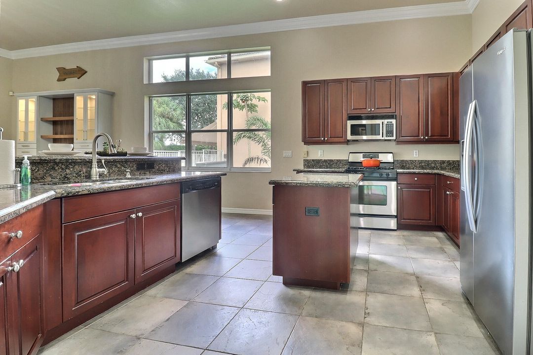 Под контрактом: $4,200 (4 спален, 2 ванн, 2384 Квадратных фут)