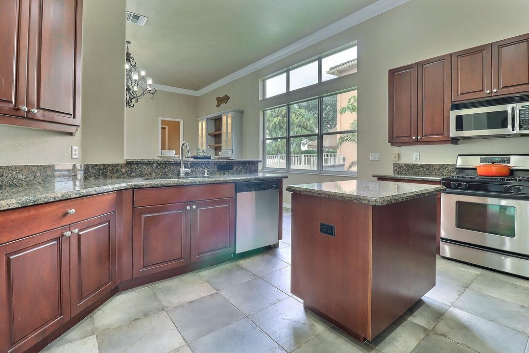 Под контрактом: $4,200 (4 спален, 2 ванн, 2384 Квадратных фут)