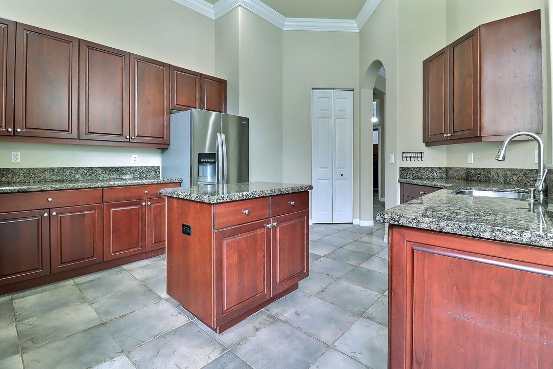 Под контрактом: $4,200 (4 спален, 2 ванн, 2384 Квадратных фут)