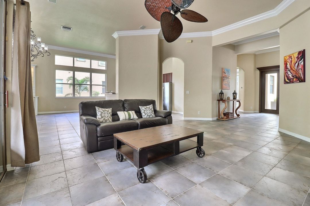 Под контрактом: $4,200 (4 спален, 2 ванн, 2384 Квадратных фут)