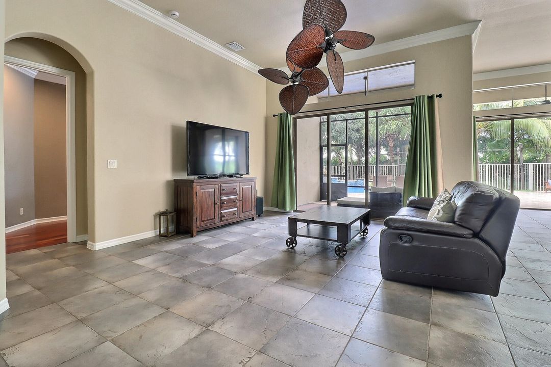 Под контрактом: $4,200 (4 спален, 2 ванн, 2384 Квадратных фут)