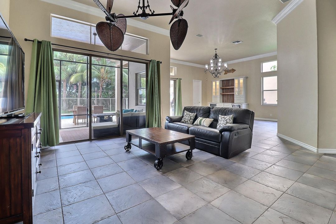 Под контрактом: $4,200 (4 спален, 2 ванн, 2384 Квадратных фут)