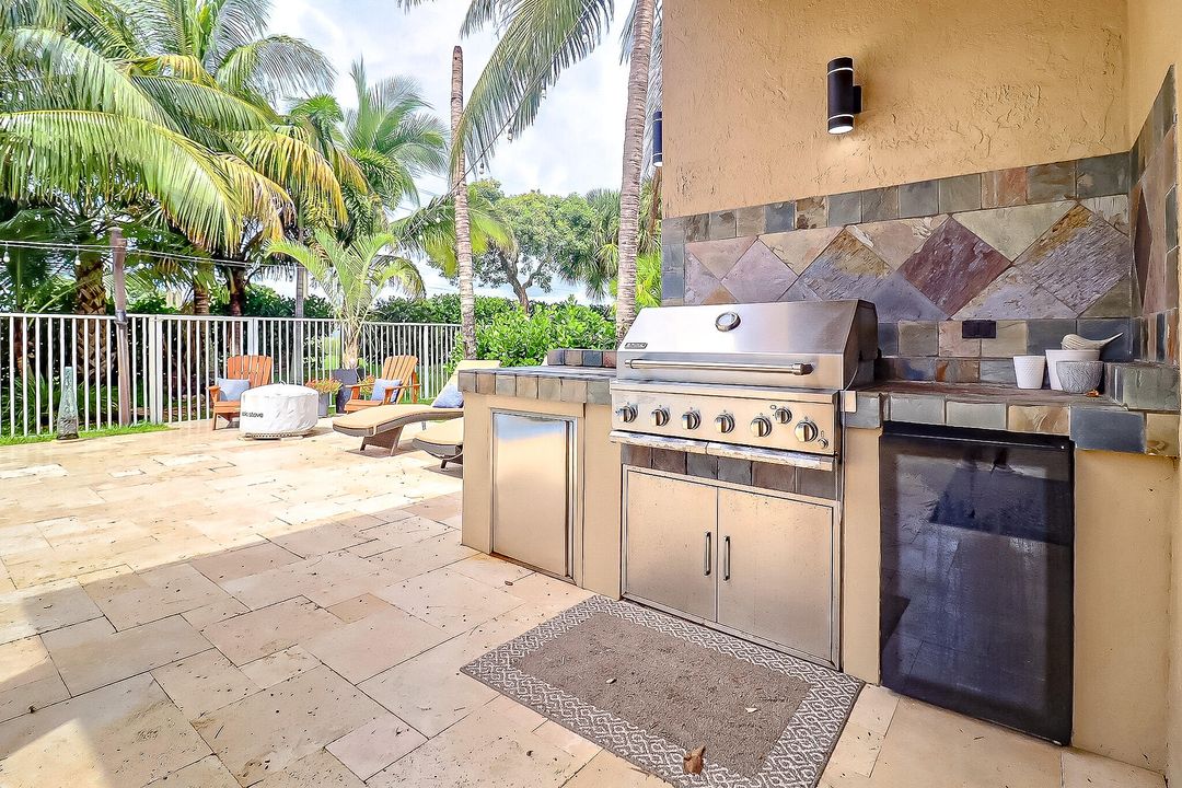 Под контрактом: $4,200 (4 спален, 2 ванн, 2384 Квадратных фут)