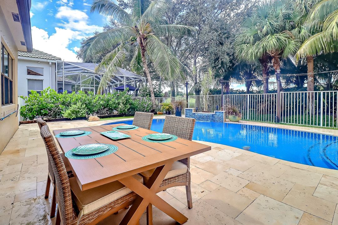 Под контрактом: $4,200 (4 спален, 2 ванн, 2384 Квадратных фут)