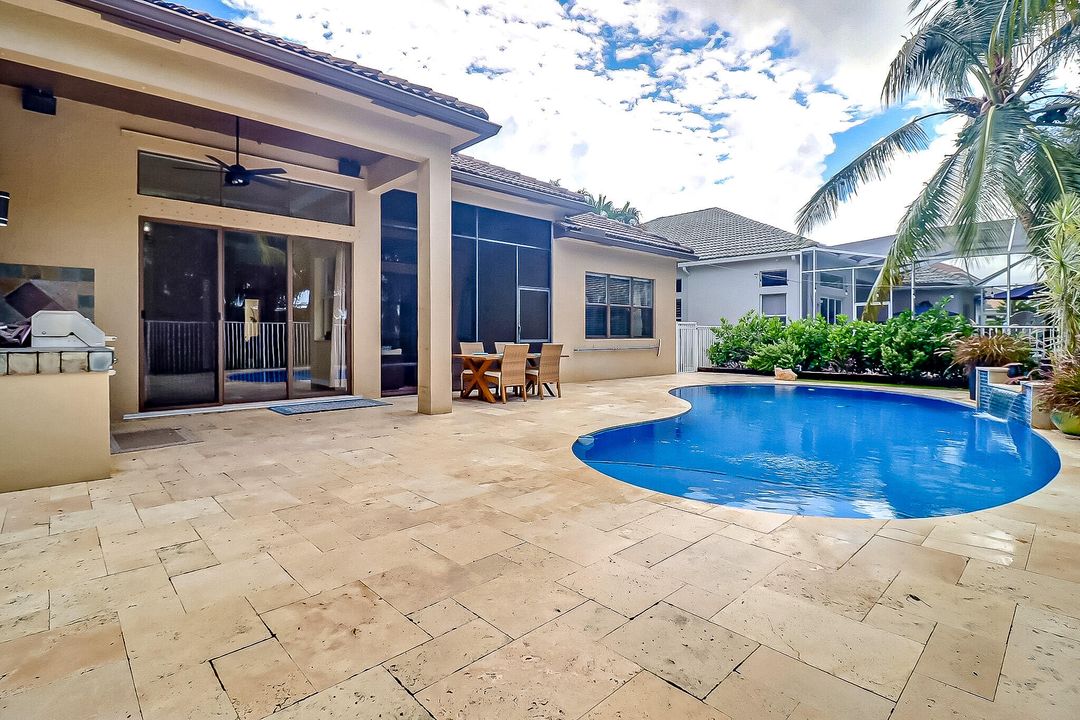 Под контрактом: $4,200 (4 спален, 2 ванн, 2384 Квадратных фут)