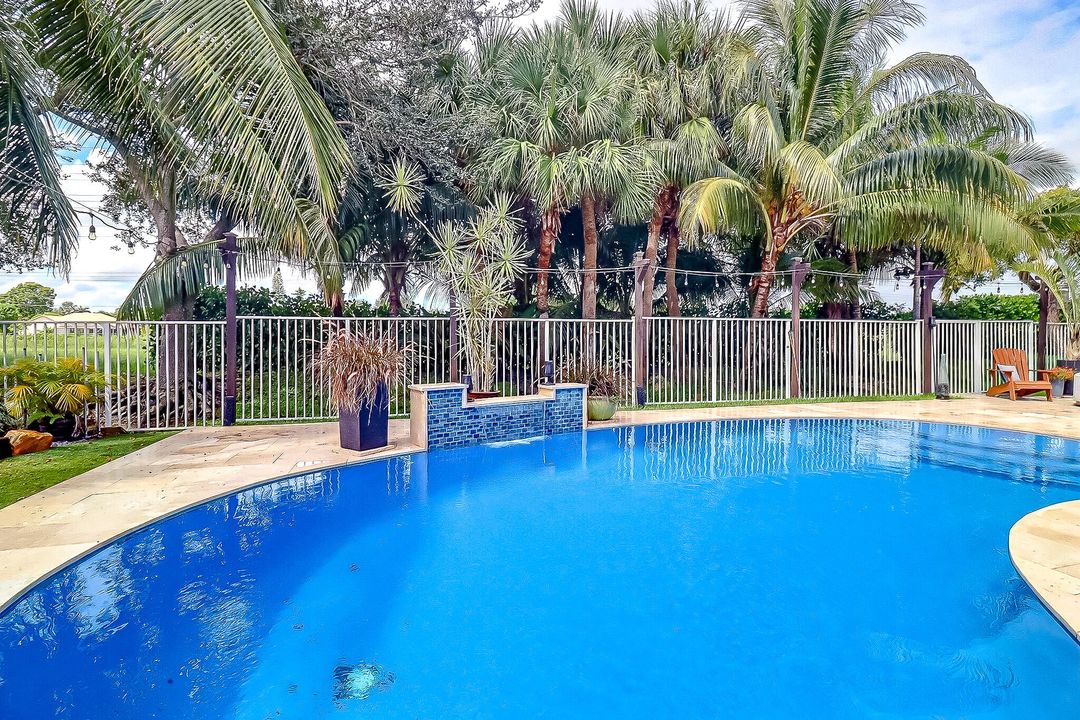 Под контрактом: $4,200 (4 спален, 2 ванн, 2384 Квадратных фут)