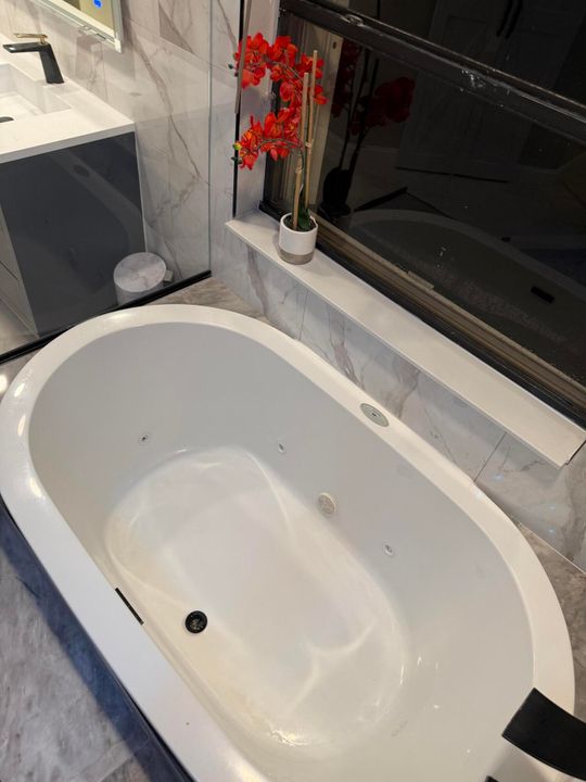 Activo con contrato: $699,000 (4 camas, 2 baños, 2246 Pies cuadrados)