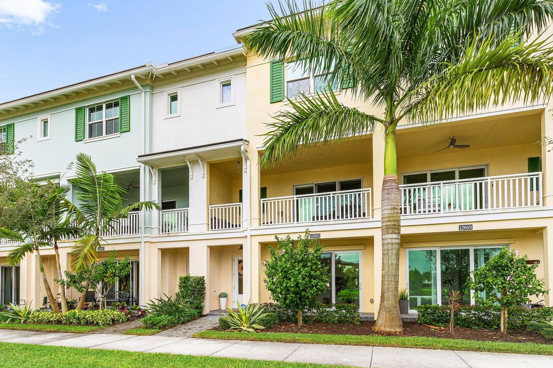 Activo con contrato: $880,000 (3 camas, 3 baños, 2252 Pies cuadrados)