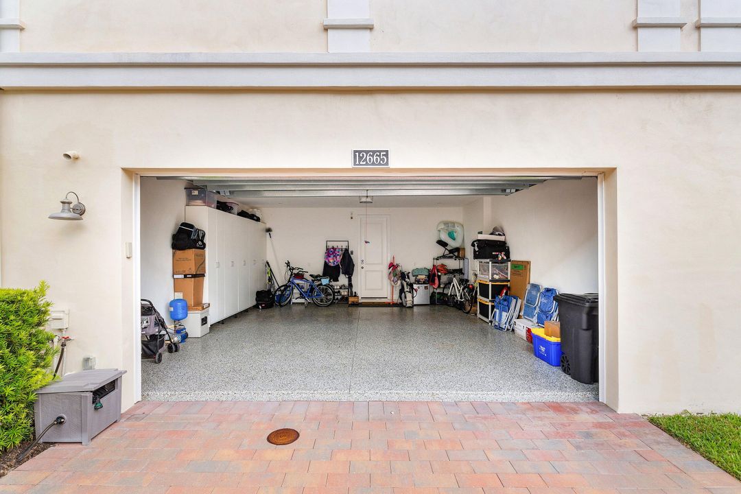 Activo con contrato: $880,000 (3 camas, 3 baños, 2252 Pies cuadrados)