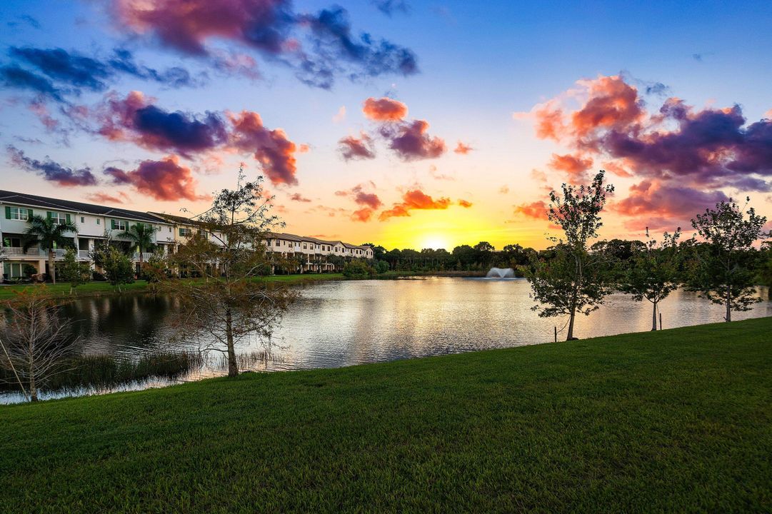 Activo con contrato: $880,000 (3 camas, 3 baños, 2252 Pies cuadrados)