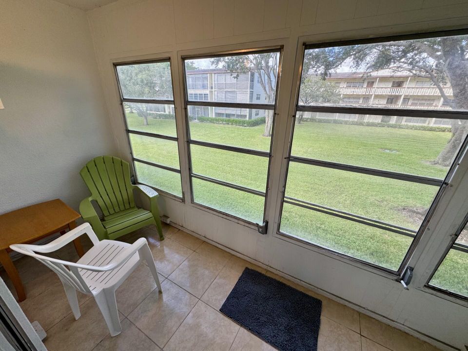 Active With Contract: $1,300 (1 beds, 1 baths, 600 Square Feet)