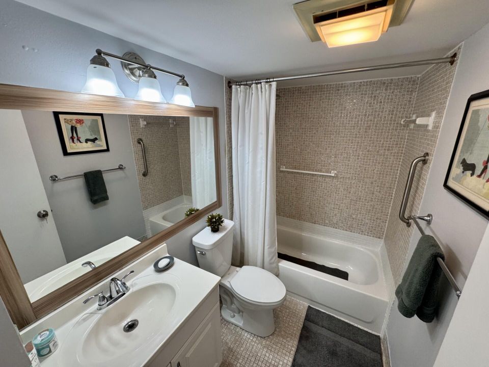 Active With Contract: $1,300 (1 beds, 1 baths, 600 Square Feet)