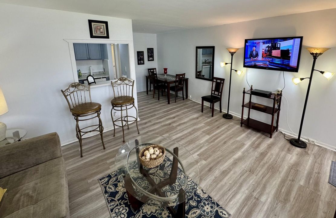 Active With Contract: $1,300 (1 beds, 1 baths, 600 Square Feet)