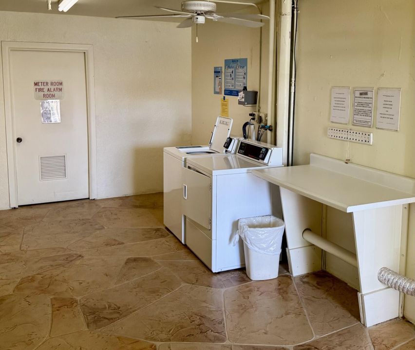 Active With Contract: $1,300 (1 beds, 1 baths, 600 Square Feet)