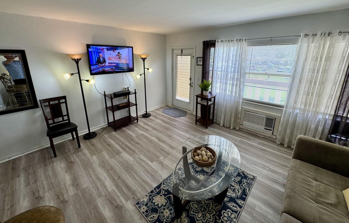 Active With Contract: $1,300 (1 beds, 1 baths, 600 Square Feet)