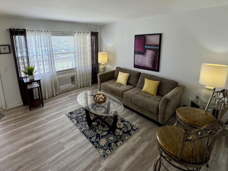 Active With Contract: $1,300 (1 beds, 1 baths, 600 Square Feet)