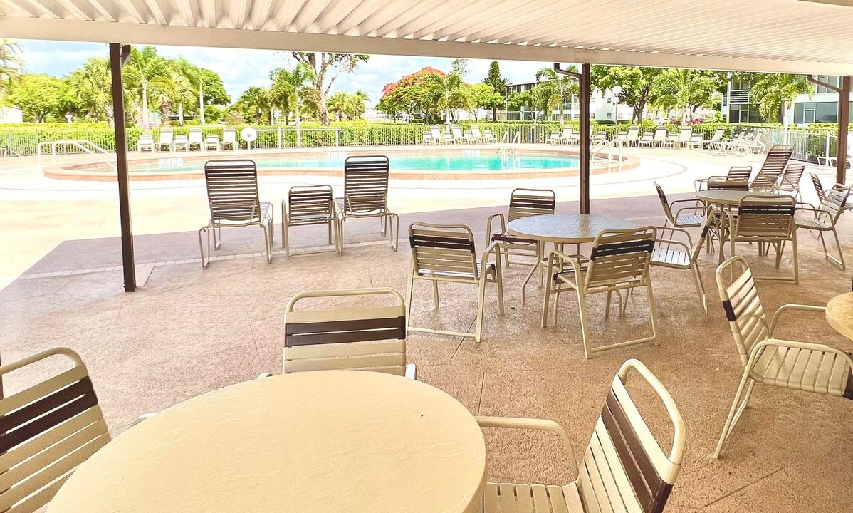 Active With Contract: $1,300 (1 beds, 1 baths, 600 Square Feet)