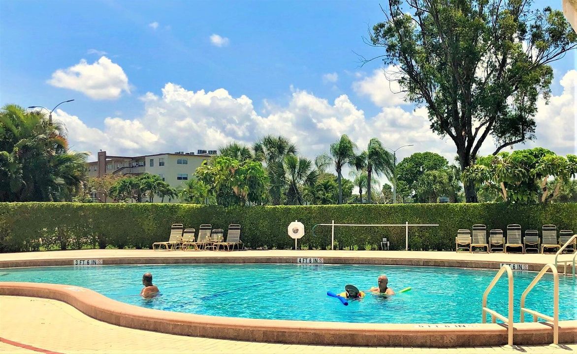 Active With Contract: $1,300 (1 beds, 1 baths, 600 Square Feet)