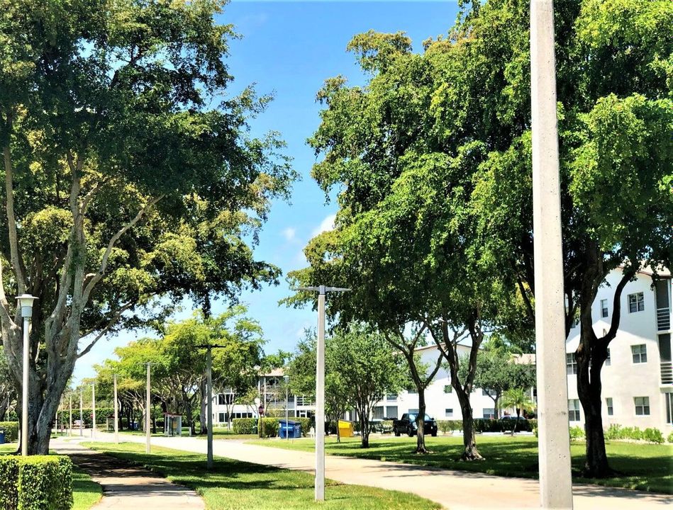 Active With Contract: $1,300 (1 beds, 1 baths, 600 Square Feet)