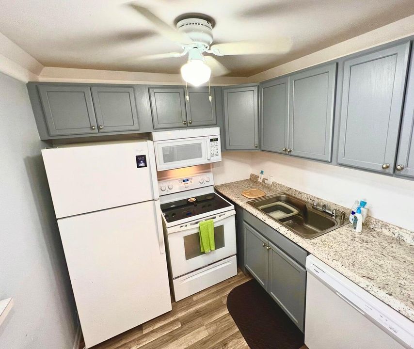 Active With Contract: $1,300 (1 beds, 1 baths, 600 Square Feet)