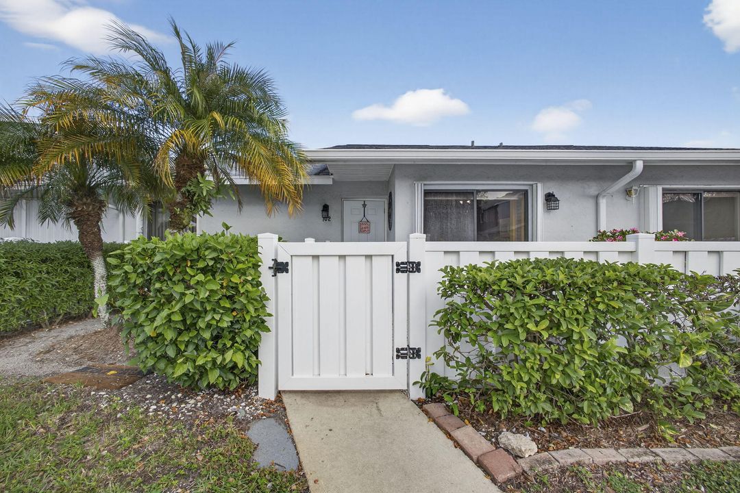 For Sale: $199,900 (2 beds, 2 baths, 1127 Square Feet)