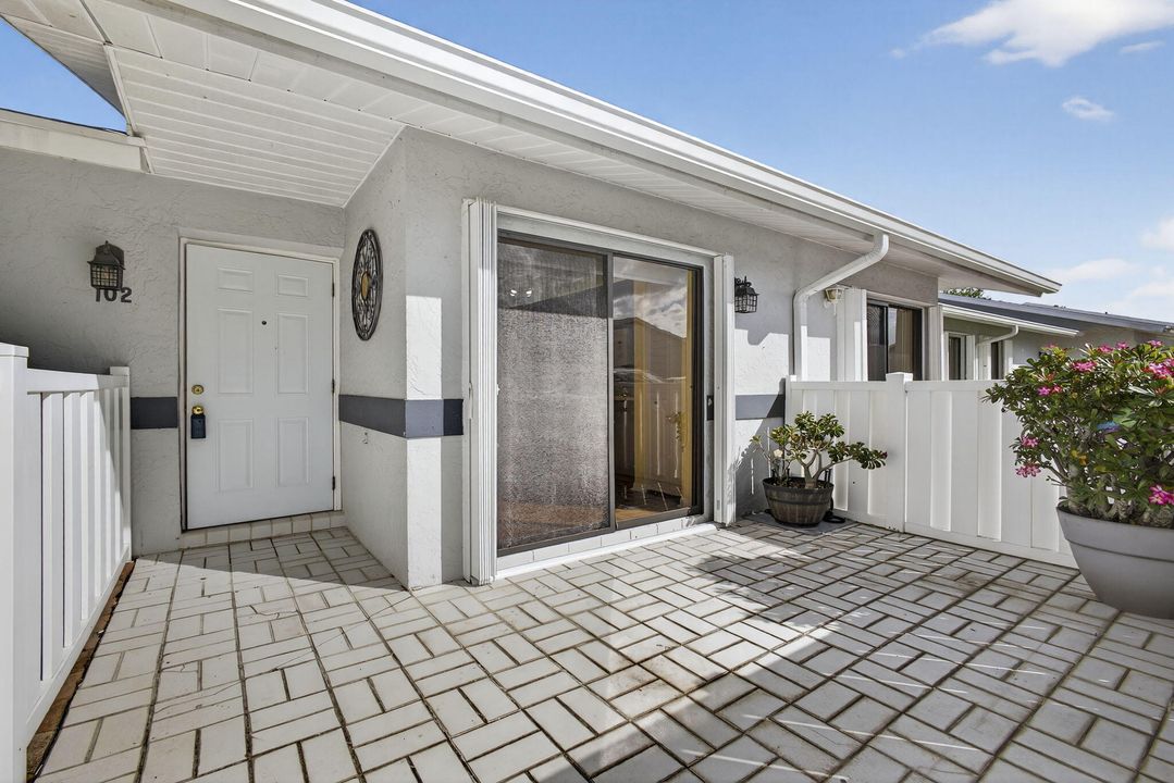 For Sale: $199,900 (2 beds, 2 baths, 1127 Square Feet)