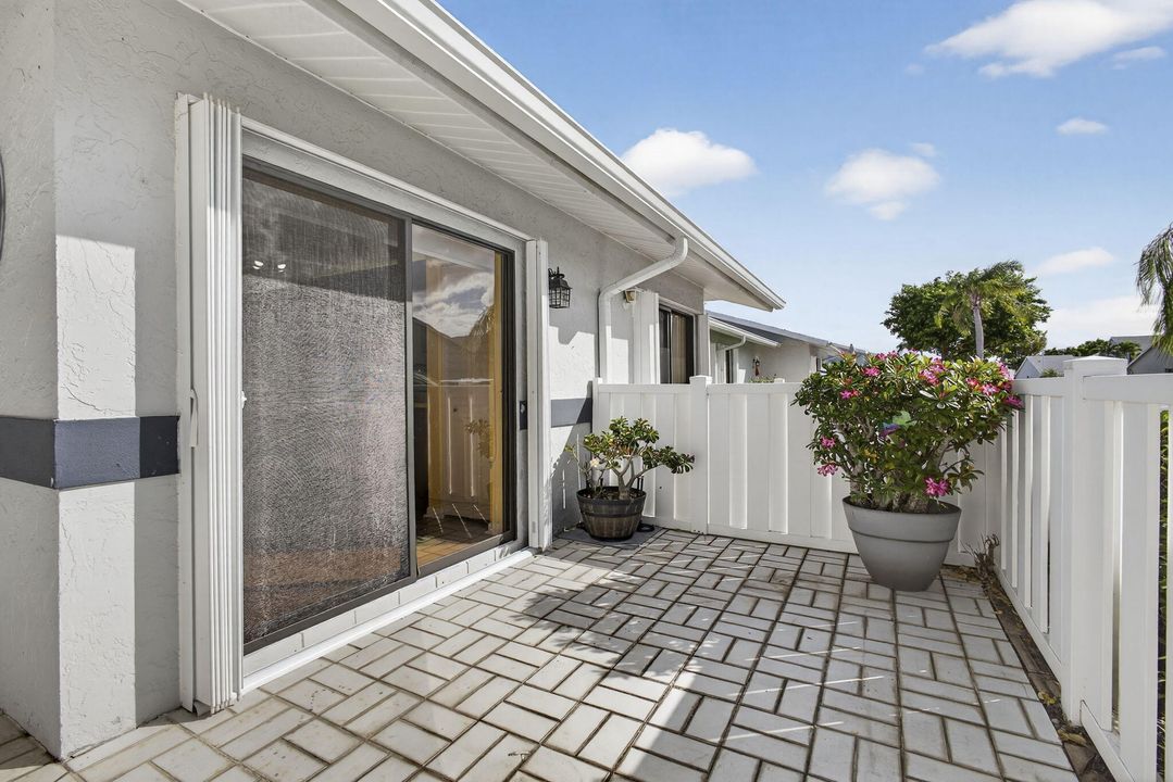 For Sale: $199,900 (2 beds, 2 baths, 1127 Square Feet)