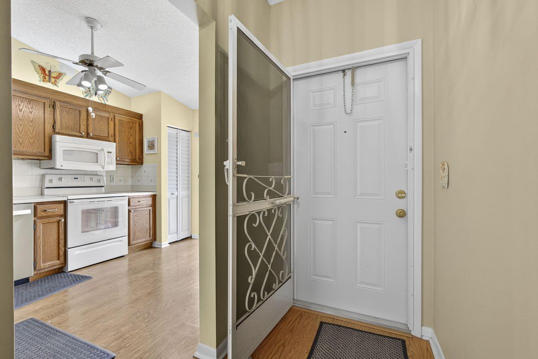 For Sale: $199,900 (2 beds, 2 baths, 1127 Square Feet)