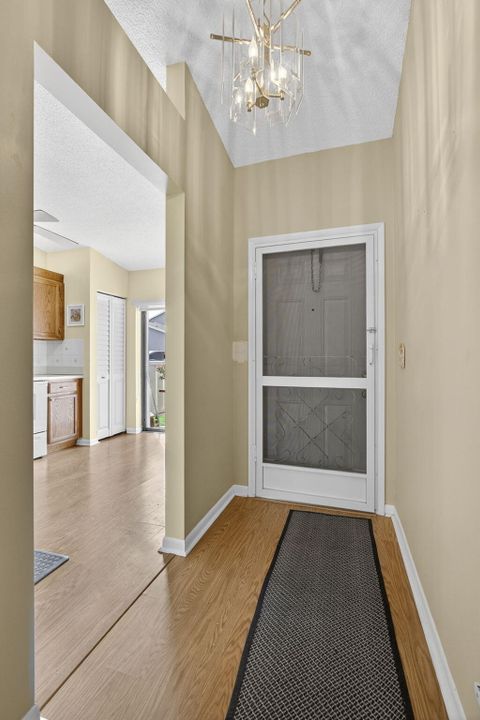 For Sale: $199,900 (2 beds, 2 baths, 1127 Square Feet)