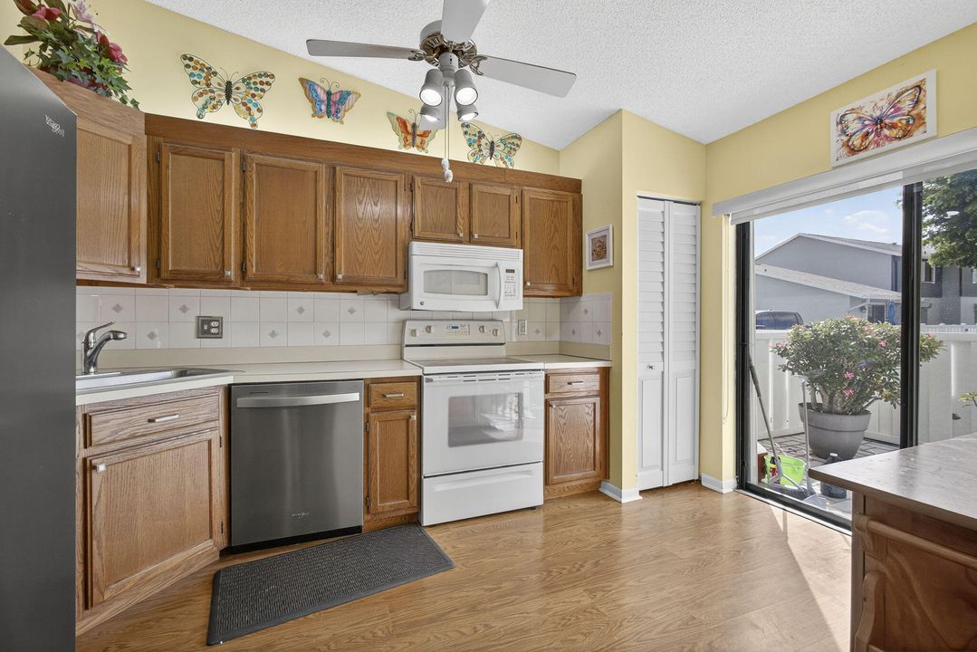 For Sale: $199,900 (2 beds, 2 baths, 1127 Square Feet)