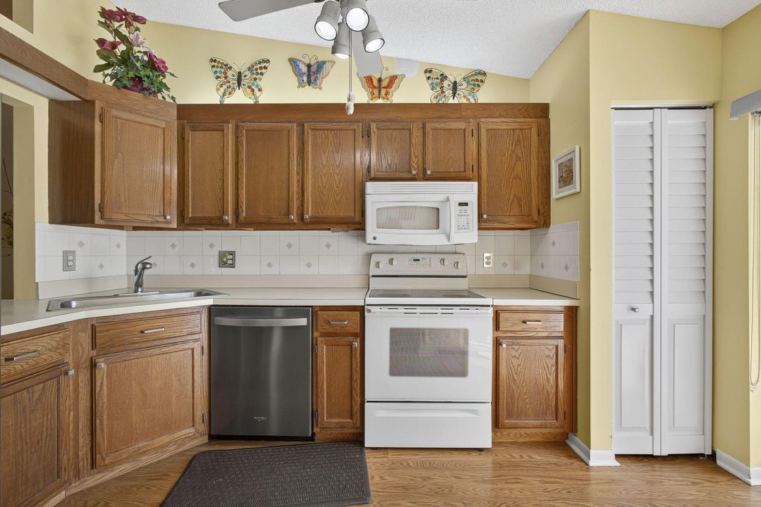 For Sale: $199,900 (2 beds, 2 baths, 1127 Square Feet)