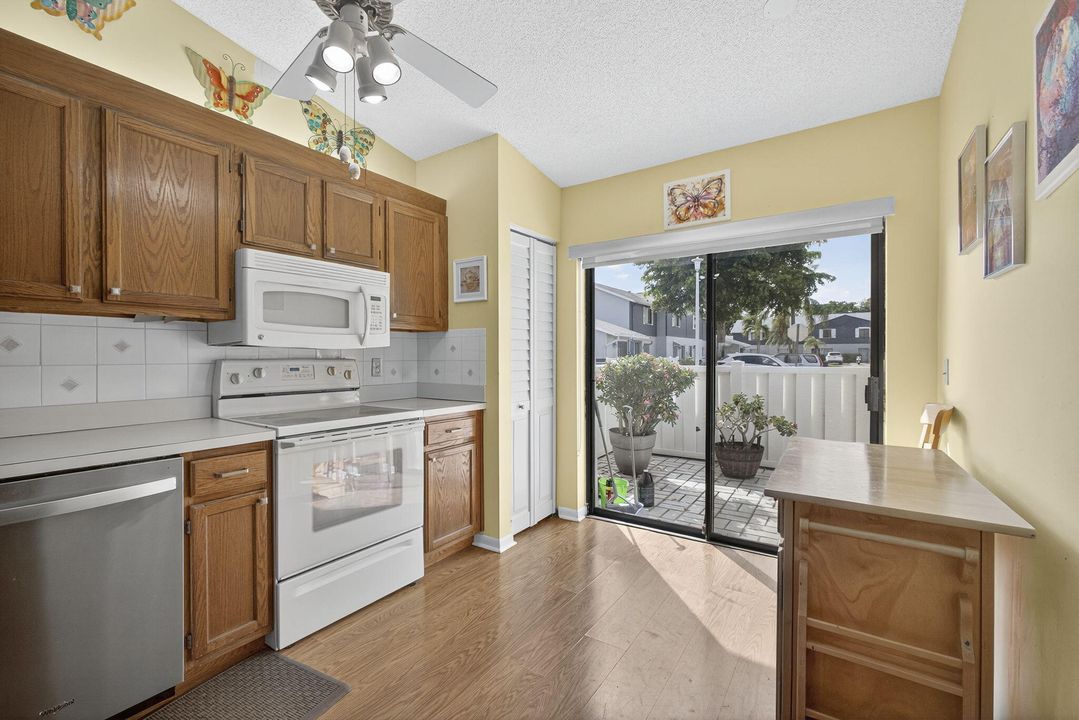 For Sale: $199,900 (2 beds, 2 baths, 1127 Square Feet)