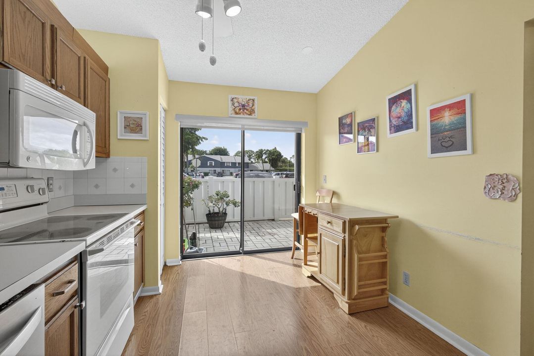 For Sale: $199,900 (2 beds, 2 baths, 1127 Square Feet)