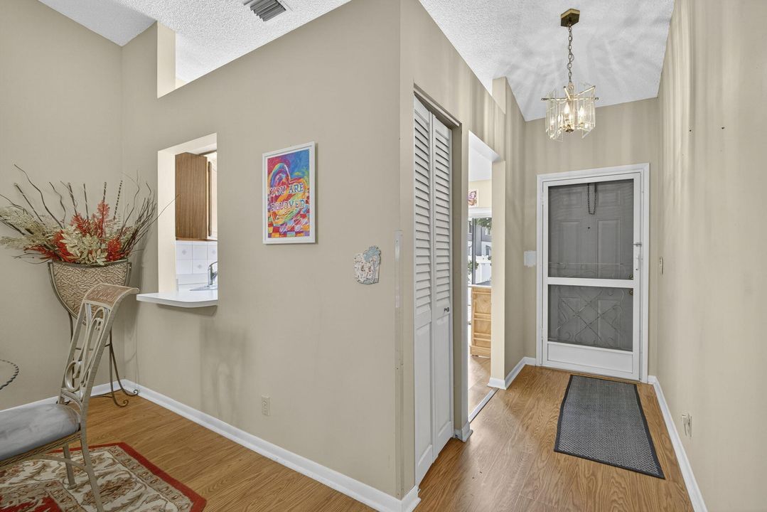 For Sale: $199,900 (2 beds, 2 baths, 1127 Square Feet)