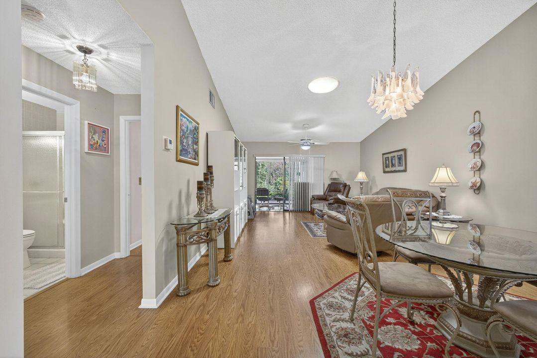 For Sale: $199,900 (2 beds, 2 baths, 1127 Square Feet)